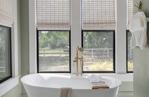 Valley Mills House | Farmhouse Stay near Waco! Relax with hilltop views, wrap around deck, fire pit!