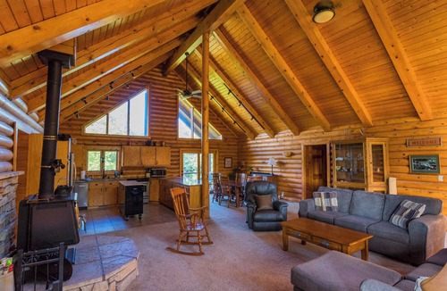 Ames House | Farmstead Lodge: Your Serene Log Cabin Retreat with AC, WiFi