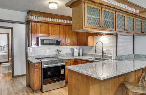 Shawnee Cottage | Fenced Yard & Patio! Shawnee Getaway 2 Mi to Dtwn