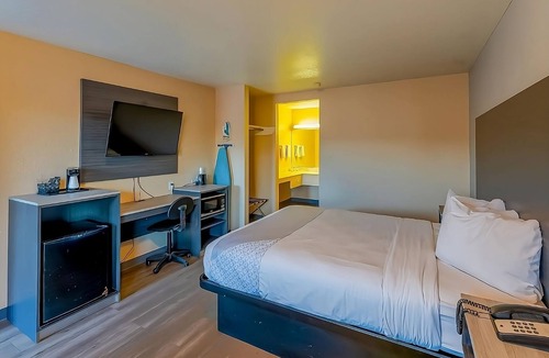Sweet Home Hotel | Few Miles from San Ducerro Winery! Onsite Pool, FREE Breakfast and Parking!