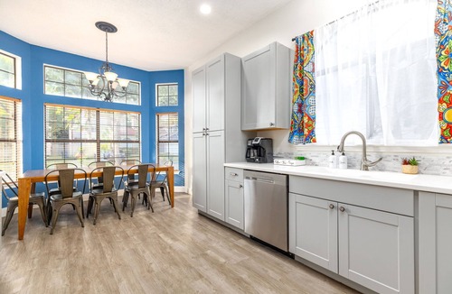 Great Northwest House | Fiesta Retreat w/Cowboy Pool by SeaWorld/Lackland, Dog Friendly