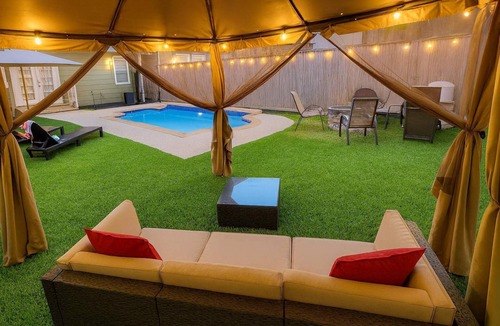 Woodlake - Briar Meadow House | FIFA Central Near Galleria | Private Pool + Garage