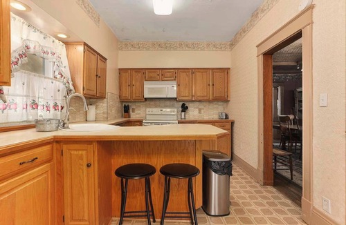 Northeast Kansas City House | MAJOR INTERNATIONAL SPORTING EVENT Fan Fest Sleeps 8 King Bed Historic Charm