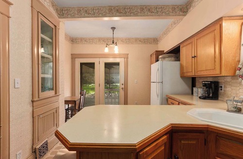 Northeast Kansas City House | MAJOR INTERNATIONAL SPORTING EVENT Fan Fest Sleeps 8 King Bed Historic Charm
