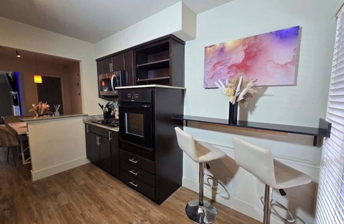 Uptown Condo | MAJOR INTERNATIONAL SPORTING EVENT Royal Retreat | 2BR 5 Min Walk to Galleria