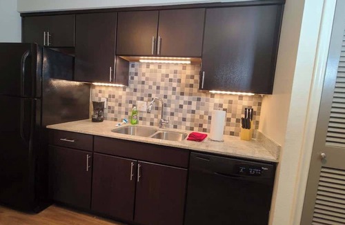Uptown Condo | MAJOR INTERNATIONAL SPORTING EVENT Royal Retreat | 2BR 5 Min Walk to Galleria