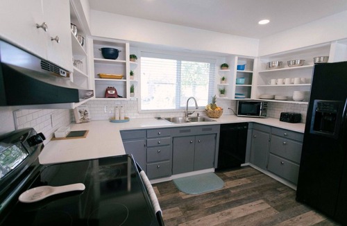College Place House | Fire Pit, Outdoor Living Space, 2 King Beds, Dog Friendly, One-Level Home