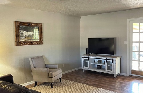 Fort Worth House | Firepit, BBQ, Deck, Near TCU,Pack & Play, WiFi, Outdoor Dining, sleeps 6