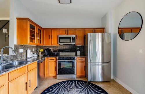 Midtown Apartment | Fireside Double Kings Midtown Luxe Suite