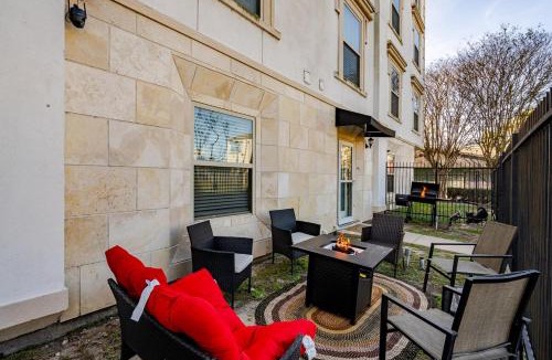 Midtown Apartment | Fireside Double Kings Midtown Luxe Suite