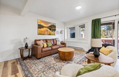 Custer Apartment | Fireside Grove- Downtown Stay with Hot Tub