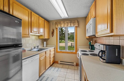 Clark Cabin | Fish Hook - Cozy cabin tucked in the mountains