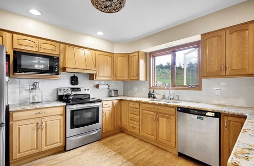Shawnee House | fishing, hot tub and room to roam!