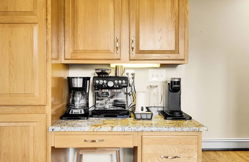 Shawnee House | fishing, hot tub and room to roam!