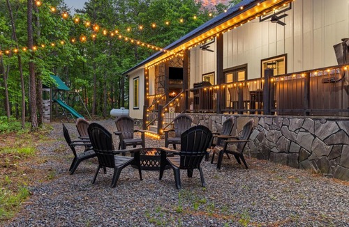 Pickens Ski Chalet | Forest Views, Cozy Cabin Hot Tub, Firepit, Arcade Games, B-ball, Kids Playset