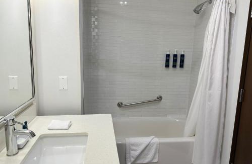 Southeast Edmonton Hotel | Four Points by Sheraton Edmonton Gateway