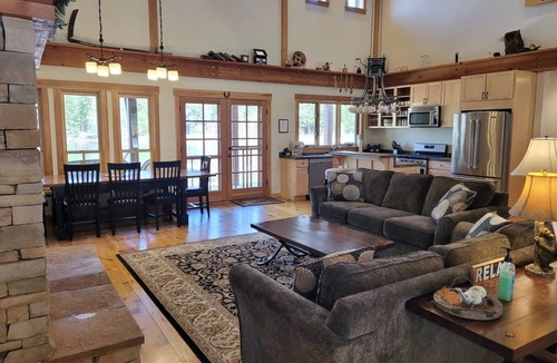 Mazama House | Four Sisters Lodge-4 Bedroom Option, Pet Friendly and on the Ski Trail!