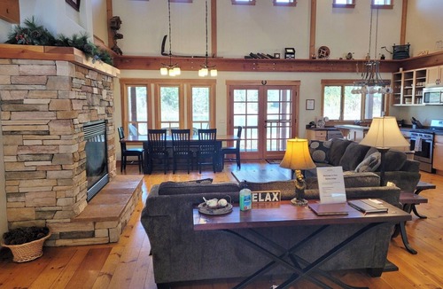 Mazama House | Four Sisters Lodge-Spacious 5-bedroom house in fabulous Mazama with WiFi, AC