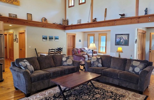 Mazama House | Four Sisters Lodge-Spacious 5-bedroom house in fabulous Mazama with WiFi, AC