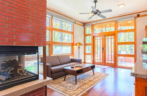 Royse City Cabin | Frank Lloyd Wright-Style Cabin Rental with a Private Hot Tub near Dallas, Texas