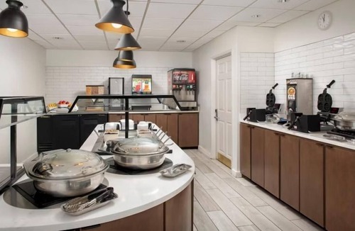 Shearer Hills - Ridgeview Condo | Free Breakfast + Outdoor Pool and Hot Tub | 15 Minutes from the Riverwalk!