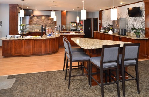 Stone Oak Condo | Free Breakfast + Outdoor Pool + Hot Tub | 15 Minutes from Six Flags!