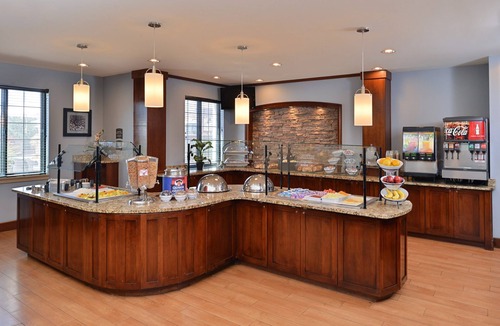 Hollywood Park Condo | Free Breakfast + Outdoor Pool + Hot Tub | Premium Suite Only 15 Minutes from Six Flags!