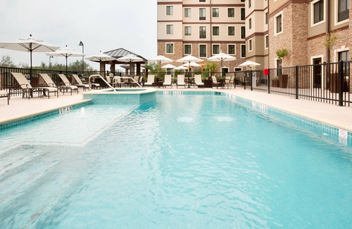 Hollywood Park Condo | Free Breakfast + Outdoor Pool + Hot Tub | Premium Suite Only 15 Minutes from Six Flags!