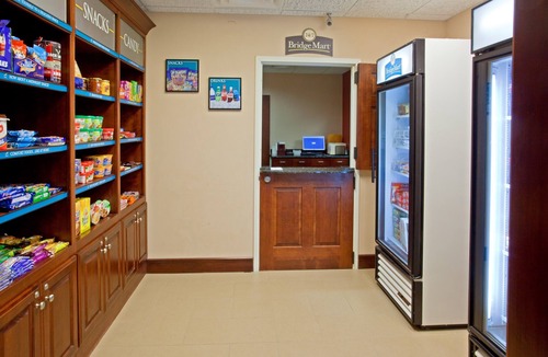 Webster Condo | Free Breakfast + Outdoor Pool + Hot Tub | Modern Suite