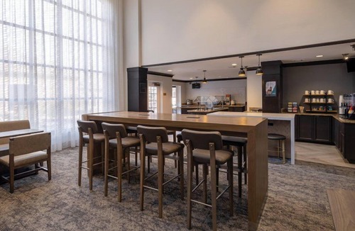Polaris Apartment | Free Breakfast & Pool Access. King Studio Near Ohio State University!