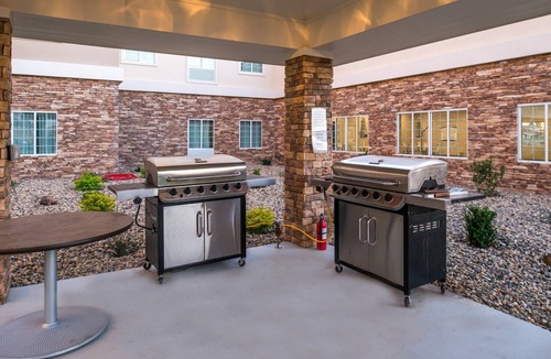Pecos Condo | Free Breakfast. Pool. Gym. Near Maxey Park Zoo! Relaxing Retreat!