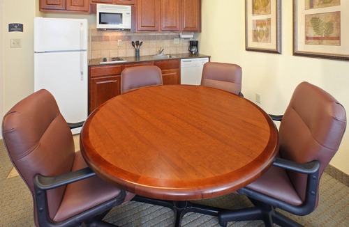 Lake Hamilton Condo | Free Breakfast. Pool. Gym. Great for Business Travelers.