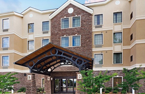 Lake Hamilton Condo | Free Breakfast. Pool. Gym. Great for Business Travelers.