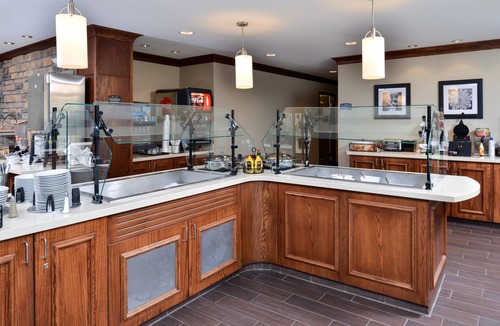 Rochester Condo | Free Breakfast + Shared Pool & Hot Tub | Great Location Near Mayo Clinic!
