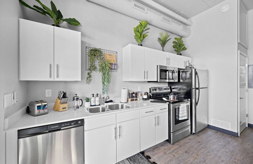 Downtown Des Moines Apartment | Free Parking and Gym - Loft Near Wells Fargo Arena Downtown - Stocked Kitchen