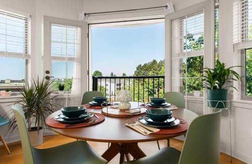 Queen Anne Apartment | Free Parking - Chic 2BR - King Beds - 95 Walk Score - Huge Patio!