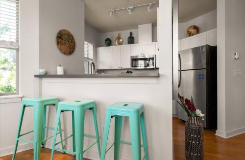 Queen Anne Apartment | Free Parking - Chic 2BR - King Beds - 95 Walk Score - Huge Patio!