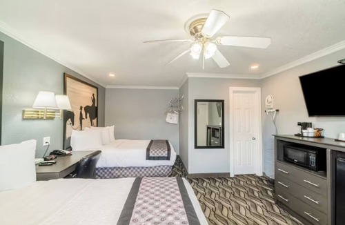 Ira Hotel | Free Parking | Near Shops and Dining Downtown | 2 Queen Beds Non‑Smoking Room