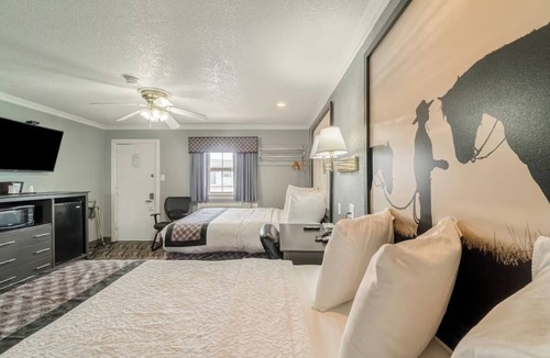 Ira Hotel | Free Parking | Near Shops and Dining Downtown | 2 Queen Beds Non‑Smoking Room