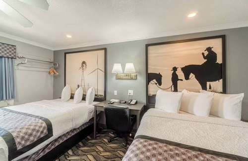 Ira Hotel | Free Parking | Near Shops and Dining Downtown | 2 Queen Beds Non‑Smoking Room