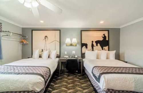 Ira Hotel | Free Parking | Near Shops and Dining Downtown | 2 Queen Beds Non‑Smoking Room