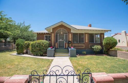 Downtown Albuquerque House | French Tea House in OldTown-Hot Tub-Pet Friendly-No Pet Fess!