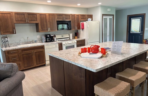 Nashua House | Fresh and Modern Lakefront Cottage minutes from the Little Brown Church