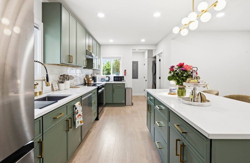 Tukwila House | Fresh Renovated Home 4B/2B Near SEA Airport/Light Rail