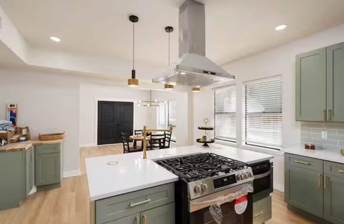 Jefferson House | Freshly Renovated - 5 BR Historic Home Near DT