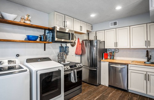 Uptown Apartment | Freshly renovated Uptown Garden Luxe Condo
