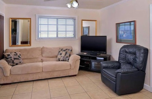 Vega Hotel | Friendly Stay in Vega – 4 Group-Friendly Rooms w/Free Parking & Breakfast