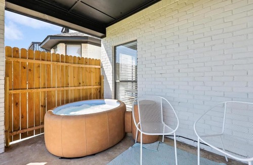 Rowlett House | Front Lake Holiday 2BR 1BA Guest Home with Hot Tub