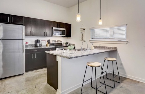 River Market Apartment | Frontdesk | 1 BR Apt near Berkley Riverfront