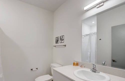 Downtown Lincoln Apartment | Frontdesk | 4 BR Apt by Nebraska History Museum